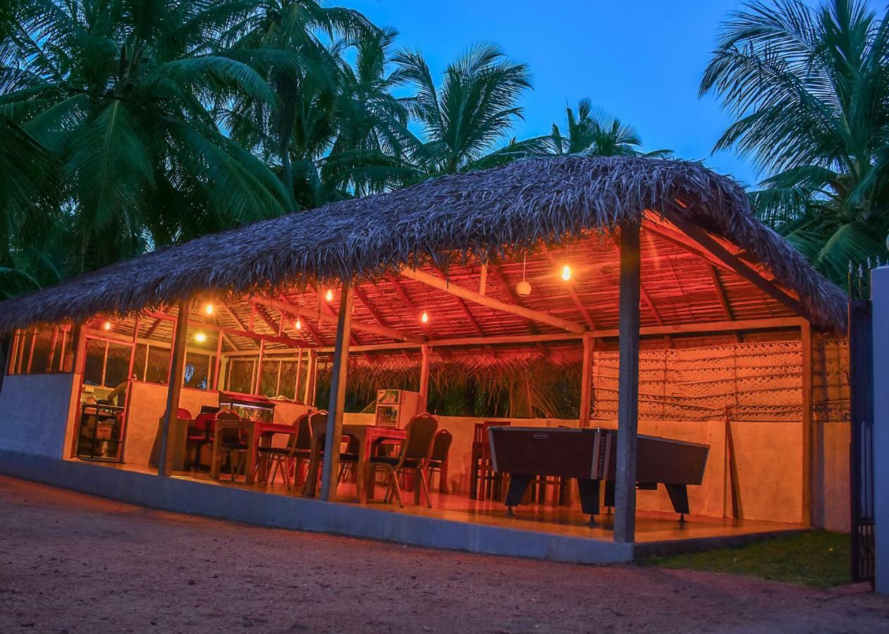 Hotel Trinco Relax Hut Trincomalee Exterior foto